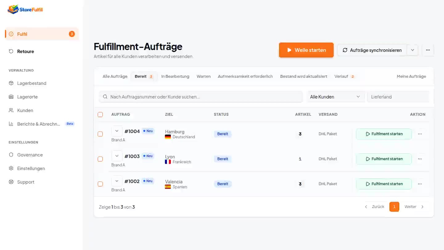 Packstation im Lager mit StoreFulfil auf dem Bildschirm