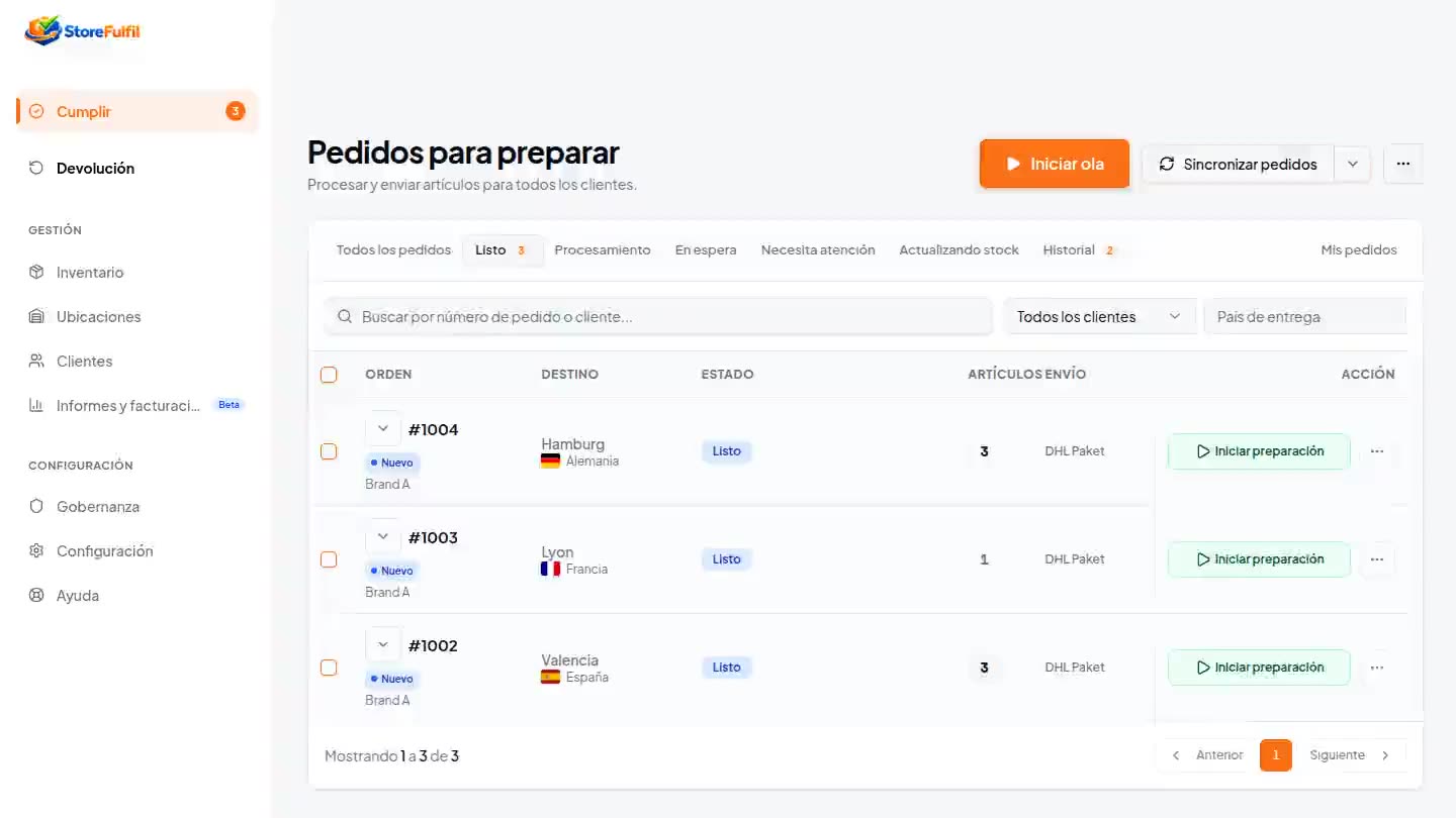 Puesto de embalaje de almacén con StoreFulfil en la pantalla